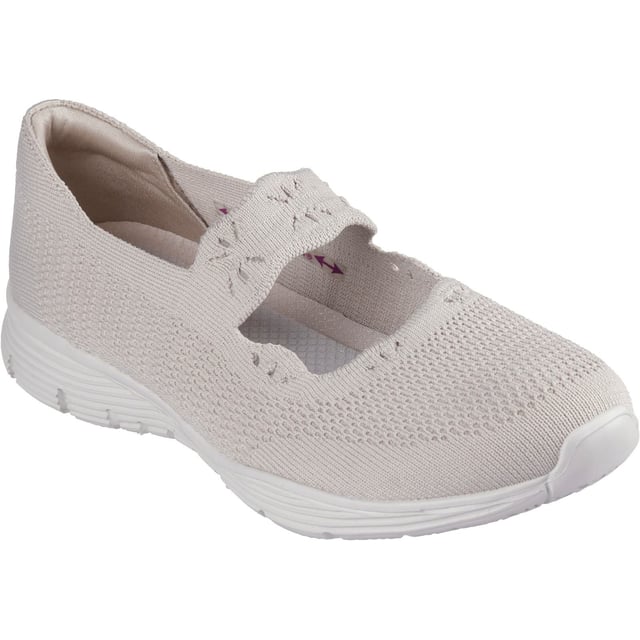Scoor serieus comfort met een klassiek ontwerp in Skechers Seager Cute N' Coy. Deze slip-on Mary Jane stijl heeft een gebreid bovenwerk van mesh, plus een Air-Cooled Memory Foam dempende binnenzool.
