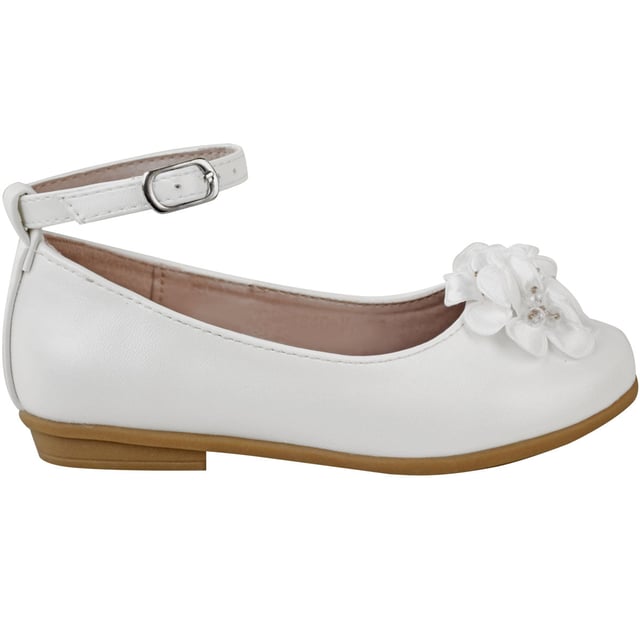 Looking for a pair of shes that combine function and fashion in all the right places? These comfortable will take you from day to night with ease. With a tough yet chic look, these shoes are both comfortable and fashionable. The little flower detail on front give this pair a little extra sass and sophistication.