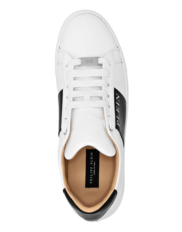 Entdecken Sie die Einzigartigkeit dieser bicolor Low-Top Sneakers. Betrachten Sie die Details.  
Nappaleder-Obermaterial mit kontrastfarbenen Gummidetails  
Ein kontrastfarbener Gummiriemen mit Markenbeschriftung  
Kontrastierende Gummi-Fersenlasche  
High-Tech, ergonomische, ultraleichte, stoßdämpfende Gummi-Zwischensohle  
Gerillte Gummisohle für maximalen Halt  
Gepolstertes Nappafutter und herausnehmbare Innensohle