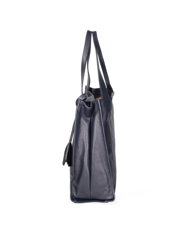 Bolso bandolera para mujer. El cierre es con cremallera. Los bolsillos internos son uno con cremallera y otro abierto. Los bolsillos externos están ausentes. Falta la correa para el hombro. El mango es de cuero. Hay un compartimento interno. El material exterior es piel auténtica tipo dólar. Internamente está forrado en tejido 70% algodón - 30% poliéster. Medidas: 34x32x11 cm. Hecho en Italia