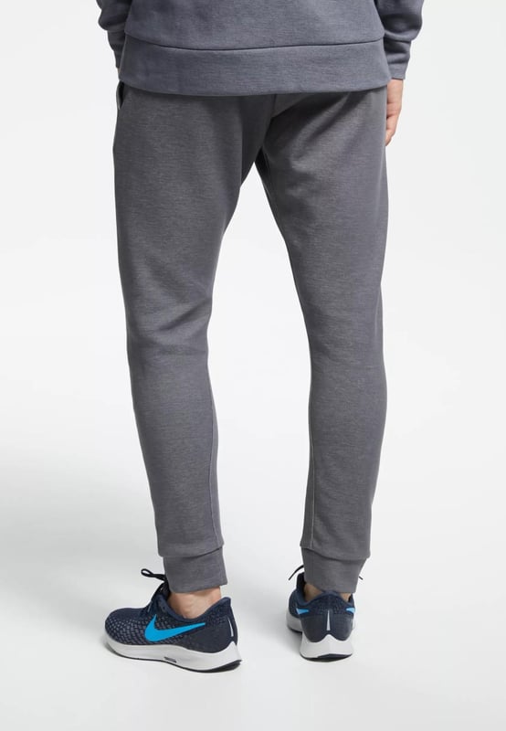 Der Nike Sportswear Optic Herren Fleece Crewneck Trainingsanzug hat einen hohen Baumwollanteil, ist sehr weich und angenehm zu tragen, schränkt die Bewegung nicht ein und speichert die Wärme perfekt. - - .   Raglan ist aus Polyester, die Verschleißfestigkeit, Pflegeleichtigkeit, Elastizität und Haltbarkeit bietet. - - .   Das Modell wird nicht nur bei Sportlern gefragt sein, sondern auch bei denen, die diesen Kleidungsstil einfach für jeden Tag mögen. - - .   Die Baumwolle im Produkt fühlt sich angenehm an, "atmet" gut, gibt ein Gefühl von Natürlichkeit und Komfort, und die Kängurutasche wärmt Ihre Hände bei kaltem Wetter. - - .