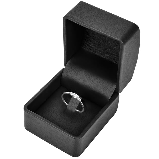 Are you looking for a filigree engagement ring with a touch of glamor? Then you should give this model of the 1934 manufacture in 1934! In the style of an entourage ring, the dainty ring splint wears a composition of sparkling zirconia, arranged around a middle stone. Thanks to the countless facets of the brilliant cut, the crystals spark an incomparable glitter on the ring finger. Ring rail and versions made of 925 sterling silver are protected from the start by a rhodium coating. A stylish alternative to expensive diamond rings and not just a delightful bridal jewelry, but an everyday favorite piece.