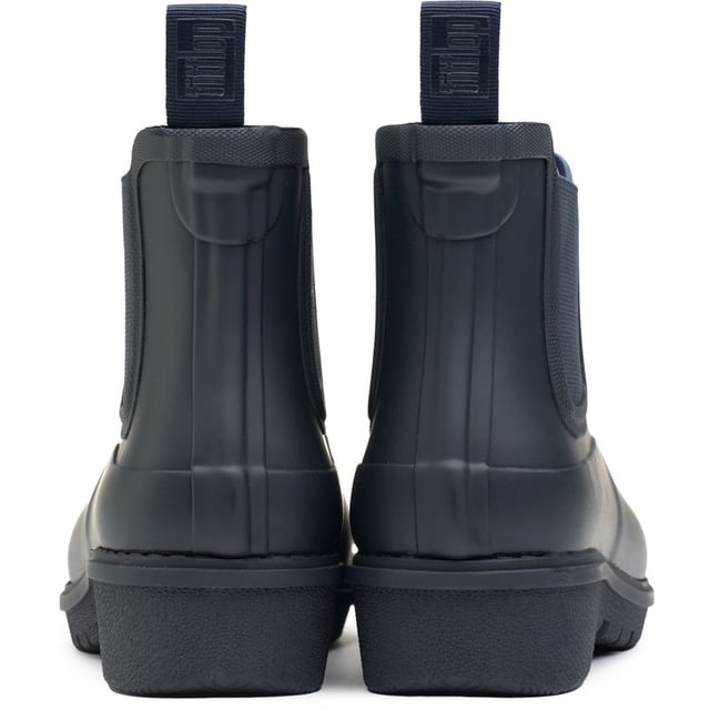 Presentamos Fitflop Wonderwelly Chelsea, una bota de lluvia elegante y cómoda. El tono azul profundo es moderno, mientras que la tecnología suave Wonderwelly Comfort amortigua tus pies. Póntelas fácilmente con el estilo sin cordones, la presilla del talón y los refuerzos elásticos. Mantente seco con estilo y comodidad con Fitflop Wonderwelly Chelsea.