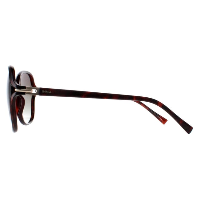 INVU Square Womens Warm Demi Brown Tortoise Brown Polarized B2114 Zonnebril Ontdek tijdloze verfijning met de INVU Designer Zonnebril model B2114B, ontworpen voor vrouwen die graag opvallen. Deze stijlvolle zonnebril heeft een vierkant tortoise bruin kunststof montuur, prachtig gecombineerd met bruine gepolariseerde glazen. Het B2114B model biedt de perfecte mix van klassieke elegantie en moderne functionaliteit, met superieure UV-bescherming en de hele dag door comfort. Deze eersteklas zonnebril is verkrijgbaar tegen een opmerkelijke korting op de normale verkoopprijs en is een essentiële aanvulling op elke fashion-forward garderobe. Verhoog je look en geniet van een luxueuze stijl voor minder met INVU.