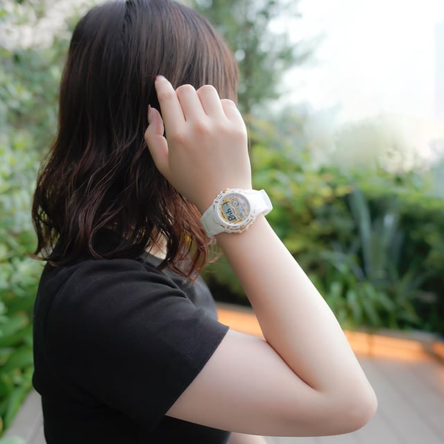 This Ice Watch Ice Digit Explorer - Magical White Gold Digital Watch for Child is the perfect timepiece to wear or to gift. It's White 40 mm Round case combined with the comfortable White Silicone watch band will ensure you enjoy this stunning timepiece without any compromise. Operated by a high quality Quartz movement and water resistant to 10 bars, your watch will keep ticking. Discover the ICE digit retro explorer Magical white gold. This Digital watch has a Calendar function: Day-Date as well as Stop Watch , Countdown , Dual Time , Alarm and Light High quality 19 cm length and 19 mm width a White Silicone strap with a Buckle Case diameter: 40 mm,case thickness: 16 mm, case colour: White and dial colour: Gold