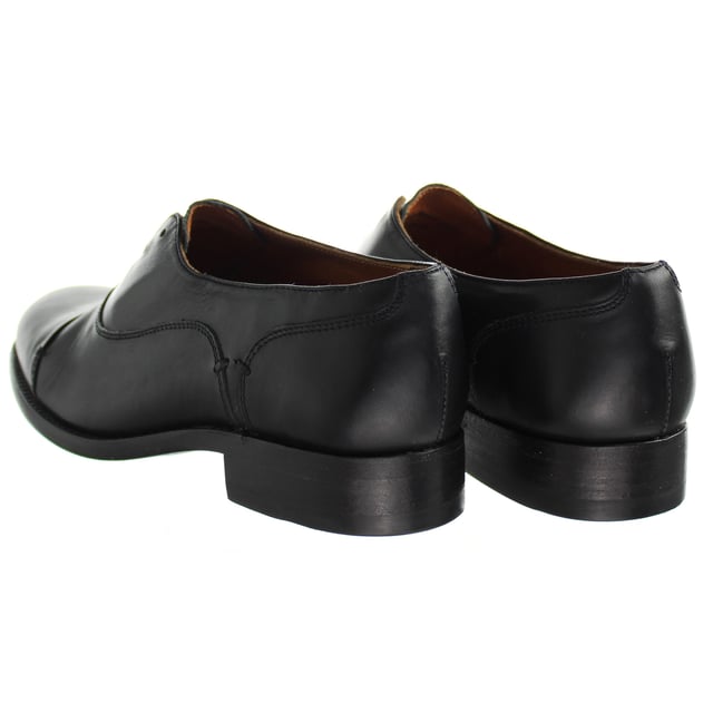 A quintessential women’s Oxford shoe with impeccable attention to detail. The Austen is a wardrobe must-have. An elegant leather outsole and beautiful, full-grain leather that can be worn with or without laces to make a major statement.
Premium hand finished, full grain leathers
Cow lined for breathability and a luxurious feel
Leather protected Poron® layer insole for maximum wearability
Leather outsole with injected TPU for shock absorption and slip-resistance
Lace-up access
1" heel