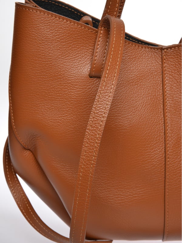 Handtasche 
100% Rindsleder
Magnetverschluss oben 
Innenfach mit Reißverschluss
Maße: 22x33x10 cm
Griff: 2 Griffe 33cm/ 80 cm