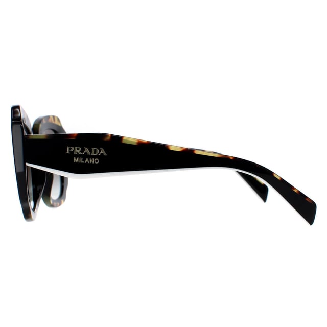Prada PR16YS 01M0A7 black and medium tortoise light grey gradient zonnebril is een modieus ontwerp gemaakt van hoogwaardig acetaatmateriaal dat duurzaamheid en comfort garandeert. De slapen zijn versierd met het iconische Prada logo, wat een vleugje verfijning toevoegt. Deze zonnebril is perfect voor elke gelegenheid, of het nu een dagje in de zon is of een avondje uit in de stad.
