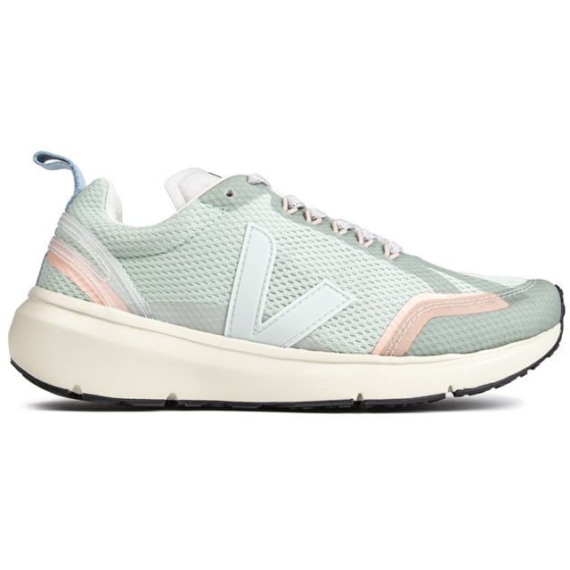 Veja's Pale Green Condo 2 Alveomesh Vegan Trainers bieten eine stilvolle und umweltfreundliche Option für Going About Your Daily Business. Hergestellt aus nachhaltig gewonnenen Materialien, verfügt der Schuh über ein Futter aus expandiertem Pu und Bio-Baumwolle und ein bequemes Obermaterial mit einem großen V-Logo an der Seite und geprägtem Veja-Logo auf der Zunge.