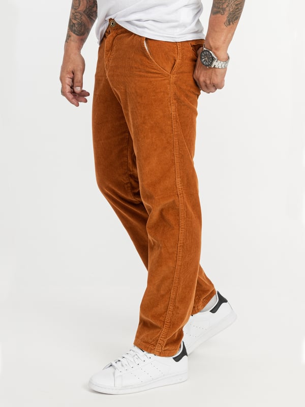 Wenn Sie nach stylischen Beinkleidern suchen, dann sind Sie bei Rock Creek an der richtigen Adresse. Die Marke bietet eine Vielzahl an modischen Hosen für Damen und Herren. Wählen Sie zwischen lässigen, eleganten und extravaganten Modellen und finden Sie die ideale Hose für Ihren Stil. Die verschiedenen Modelle begeistern mit einer hohen Materialqualität, einer hervorragenden Verarbeitung und einem angenehmen Tragegefühl. Außerdem präsentieren sie sich mit trendstarken Designs. Mit dem Modell RC-2156 bieten wir Ihnen, eine Cordhose mit einem robusten Stoff die zugleich weich, gemütlich und trotzdem edel aussieht an.