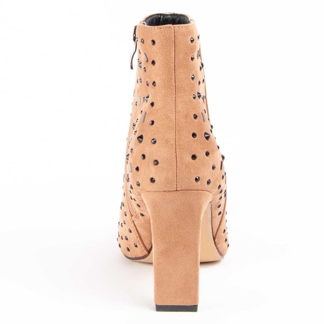 Women's ankle boots with heel. Comfortable fit. Cushioned natural leather insole. Manufactured by other brands for our brand. Approximate measurements: 8 cm heel, 16 cm high and 10 cm wide.