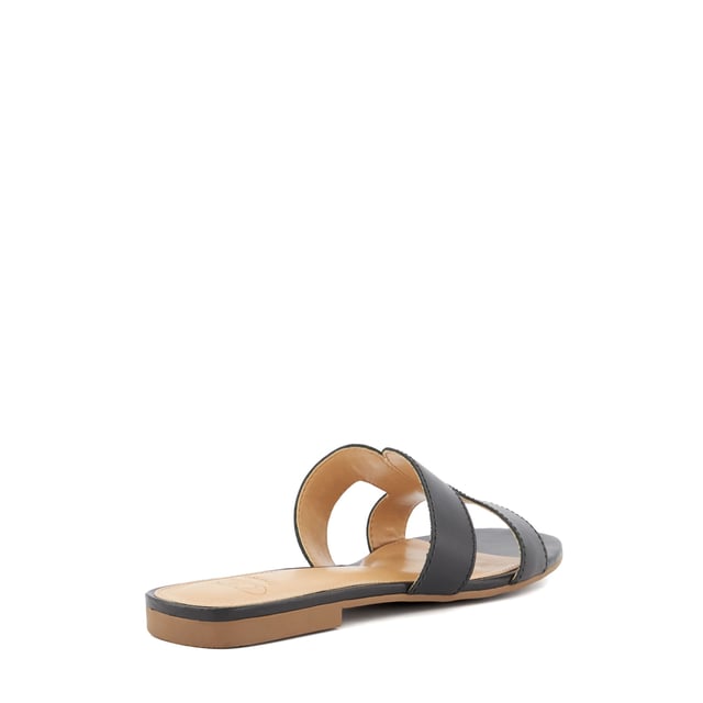Update warm-weather edits with Loopey. This square-toed silhouette boasts cut-out detailing that is enhanced with visible stitching. The perfect pairing for casual and semi-formal dressing alike.