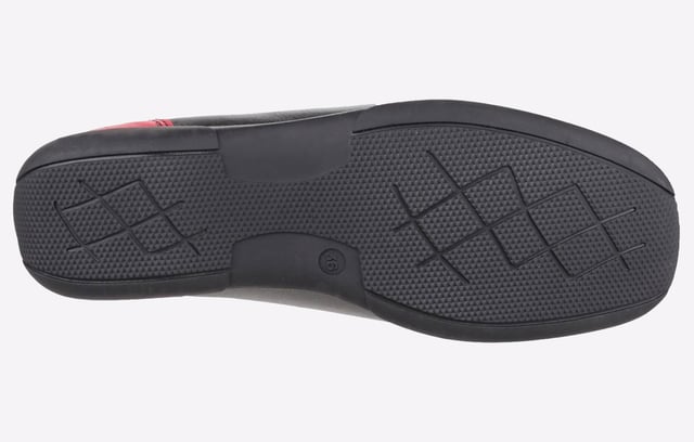 De Cotswold Shoes Biddlestone is een stijlvolle instap leren mocassin schoen. Glad leren bovenwerk met overlays en stikaccenten. Gevoerd aan de binnenkant voor comfort gedurende de hele dag. Comfortabele platte zoolunit.