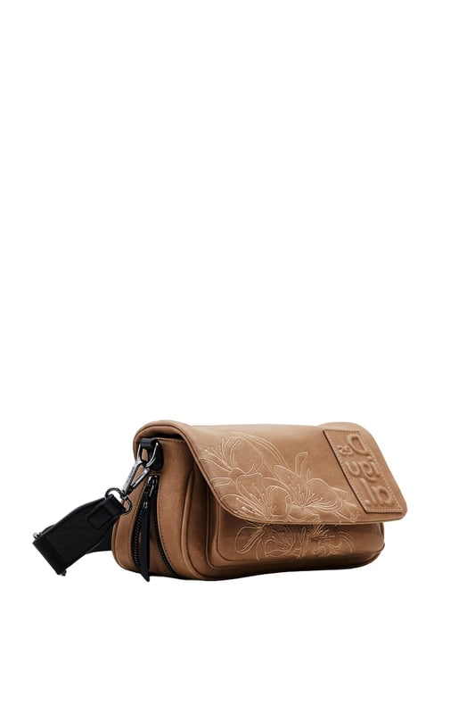 Bolso, con correa de hombro ajustable y removible, expandible con cremallera, 3 compartimentos, 1 bolsillo central, 1 bolsillo interior, detalles en contraste, cierre de cremallera y imán, logo.