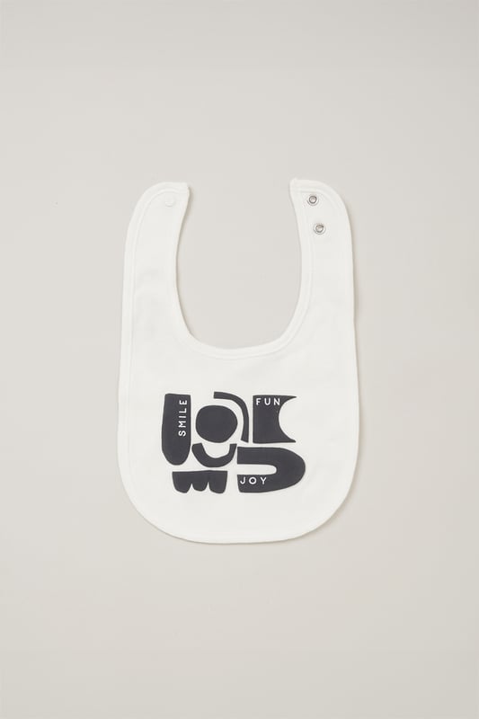 This Homegrown Baby printed 5-Piece Gift Set includes a cosy all-in-one, bodysuit, hat, and mitts. Made from soft 100% organic cotton, the set features 'Grow with Me' functionality for adjustable fit. Packaged in a mesh bag, it's the perfect gift for welcoming a new baby.