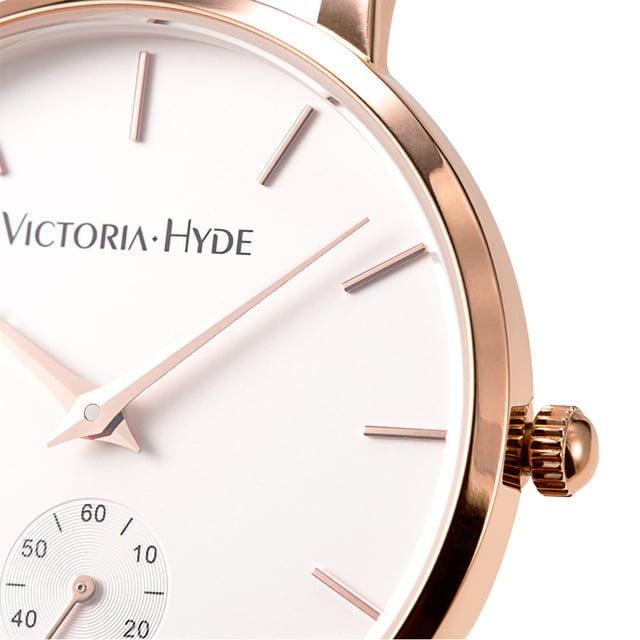 This wristwatch in a classic design is not only classy and timeless, but can also be combined with any outfit. With a size of 34mm, this ladies' watch is one of the more discreet variants from the Metropolitan collection. With its matte white dial and rose gold mesh band, it is the perfect companion for both day and evening wear. The watch strap is easily interchangeable with other 14mm straps, allowing you to customize the watch and match your personal look. The small second movement on the dial is not only a symbol of style, but also lets you know the time accurately at all times. The rose-gold metal case perfects the timeless chic in a special way. The clasp, also rose gold, with simple click system is quick and easy to open and close.

Movement：Miyota 2035
Glass：Mineral glass
Watch band material： Stainless steel mesh band
Case diameter： 34 mm
Case thickness：8.0 mm
Water resistant：3 atm
Watch strap length：190 mm
Watch strap width : 14 mm