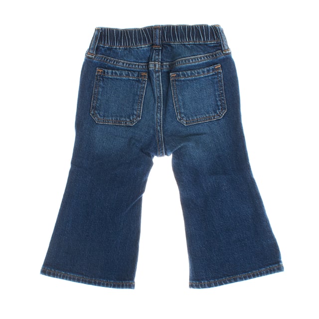 Este pantalón flare para bebé combina comodidad y estilo con un toque moderno. 

Su diseño ajustado en caderas y muslos se abre a partir de la rodilla para un clásico estilo acampanado que aporta movimiento y fluidez. 

Confeccionado en mezclilla de textura flexible, asegura un calce cómodo y adaptable para todo el día.

Cuenta con una cintura elástica sin cierre, lo que facilita su ajuste y colocación, acompañado de un práctico botón a presión. Incluye un total de 4 bolsillos, que aportan funcionalidad y un toque casual. 

Perfecto para el día a día, este pantalón ofrece un ajuste cómodo y práctico sin sacrificar el estilo.
 Composición: 99% Algodón, 1% Elastano
 Cuidados:
- Lavar a máquina con agua fría.
- Utilizar colores similares en el lavado.
- Evitar el uso de blanqueadores.
- Secar a baja temperatura en secadora.
- Planchar a baja temperatura.
- No lavar en seco.