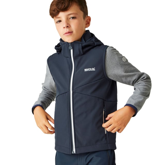 Gewebe: Softshell, Stretch. Design: Logo, Unifarben. Gewebetechnik: Atmungsaktiv, Wasserabweisend, Leicht, Ventiliert, Warmer Rücken, Wetterfest, windbeständig, XTP. Mit Kapuze. Reflektierende Leiste, Stretch Binding Kante Armausschnitt. Ärmellos. Kapuzenmerkmale: Elastisch, angenähte Kapuze, Mit Reißverschluss trennbar. Taschenart: Zwei Seitentaschen, Reißverschluss. Durchgehender Reißverschluss. Atmungsaktivitätsbewertung: 10000. Saum: anpassbar, Elastische Kordel am Saum. Nachhaltigkeit: Aus recyceltem Material. 104: 57,15 cm. 158: 81,28 cm. 146-152: 78,74 cm. 170-176: 90,17 cm. 140: 73,66 cm. 116: 61 cm. 164: 86,36 cm. 128: 66 cm.