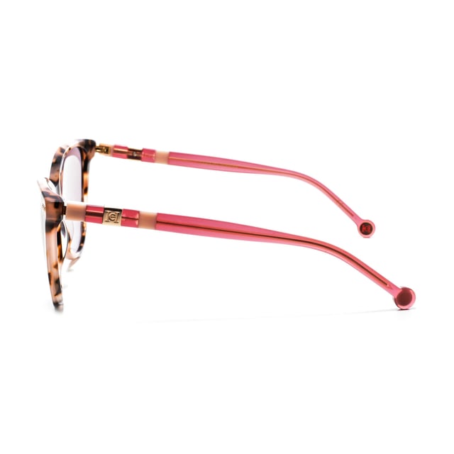 Gafas de sol CH0107S con montura de acetato

Forma y diseño:
- Estas gafas Carolina Herrera tienen una silueta redonda.

Material de la montura:
- La montura de estas gafas está fabricada en acetato, un material plástico.
- El acetato proporciona durabilidad, flexibilidad y un acabado liso a la montura.

Patillas de acetato:
- Las patillas también están hechas de acetato, a juego con el material de la montura.
- El acetato en las patillas las hace livianas y cómodas de llevar.

Detalles de la marca:
- Grabado de la marca Carolina Herrera en las patillas.
- Estos elementos de diseño ayudan a identificar claramente el modelo como parte de la colección de gafas Carolina Herrera.

Lentes:
- Los lentes son de alta calidad.
- Estos lentes proporcionan una excelente protección UV y una visión nítida y clara.
 Medidas: Alto lente: 49 mm. Ancho lente: 57 mm. Puente: 20 mm. Patillas: 145 mm.
 Composición: Acetato
 Cuidados:
Utiliza un paño de microfibra suave y limpio para limpiar tus gafas de sol. Este tipo de paño no rayará los lentes.
Evita usar productos de limpieza abrasivos, detergentes, alcohol o acetona, ya que pueden dañar los lentes y los tratamientos antirrefleja