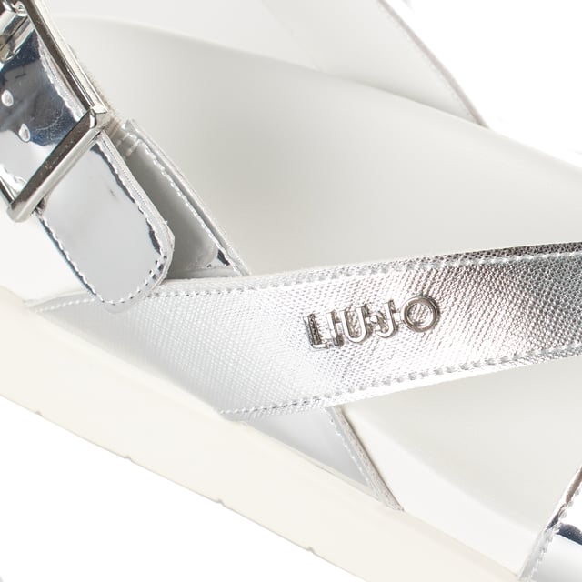 Sandalias con plataforma de Liu Jo con un diseño elegante que combina detalles brillantes y funcionalidad para un estilo moderno.

Características:

- Sandalias de plataforma elevada que proporciona comodidad y altura, ideal para un look contemporáneo.
- Tiras cruzadas con acabado metálico que añaden un toque sofisticado y distintivo.
- Cierre ajustable en el tobillo con hebilla metálica para un ajuste seguro y personalizado.
- Detalle del logotipo Liu Jo grabado en una de las tiras, reflejando autenticidad y exclusividad.
- Plantilla acolchada para garantizar confort durante todo el día.
- Alto de la plataforma: 4 cm. 
- Incluyen bolsas de almacenamiento para mayor cuidado y protección.

Estas sandalias de plataforma Liu Jo destacan por su diseño moderno y cómodo, perfectas para realzar cualquier outfit con elegancia y practicidad.
 Composición: Exterior: Poliuretano; Interior: Piel; Plantilla: Poliuretano; Suela: TPR
 Cuidados:
- Limpiar con un paño húmedo.
- Evitar mojarlas en exceso.
- Guardar en un lugar fresco y seco.