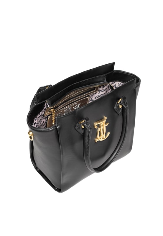 Bolso Juicy Couture: Elegancia con un toque moderno

Elegante y moderno, este bolso está confeccionado en piel ecológica de alta calidad. Su diseño minimalista presenta asas rígidas y el característico logotipo Juicy Couture en metal rosa. El cierre de cremallera garantiza la seguridad de tus pertenencias, mientras que el interior forrado ofrece compartimentos que te ayudarán a organizar tus objetos esenciales. La bandolera de cadena extraíble te permite llevarlo en la mano o colgado del hombro. Perfecto para completar tus conjuntos de diario.

Dimensiones: 24,5 x 15,5 x 25 cm