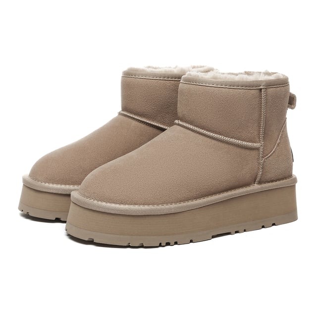 Wenn Sie nach zusätzlicher Höhe und Unterstützung suchen, sind die Dusky Stiefel ideal. Sie lassen sich mühelos mit einem passenden Trainingsanzug kombinieren, was sie großartig für das gemütliche Loungen drinnen oder schnelle Ausflüge macht. Sie kombinieren Komfort und Stil tadellos und sind wesentlich für die kühleren Jahreszeiten. Produktnummer: EAU3016 Beschreibung: Obermaterial aus Kuhwildleder - Futter aus Schafswolle - EVA-Sohle
