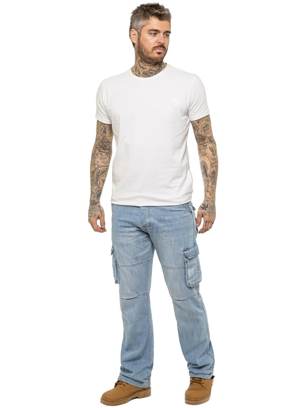 Jeans med combat fit är det perfekta valet för män med en aktiv livsstil och är praktiska och bekväma oavsett om det gäller arbetsveckan eller en hektisk helg. Denna modell med knappslå är tillverkad av slitstark, maskintvättbar denim i bomullsblandning och har gott om fickor med lock för dina verktyg och andra viktiga saker. Denna bekväma, löst skurna design ger fullständig rörelsefrihet och med ett stort storleksintervall finns det ett par som passar alla. (EZ08)