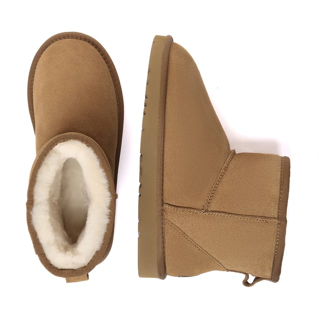 Discover the Ostrich Boots, a favourite among A-list celebrities, perfect for your winter wardrobe staple. These iconic boots effortlessly complement any outfit, whether you're relaxing at home or out running errands, seamlessly merging style with practicality for enduring comfort.

Product No. EAU3017

Description:
- Cow Suede Upper
Sheepskin Wool Insole and Lining
- EVA Sole