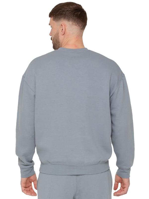 El suéter oversized para hombre Averè de Enzo Milano presenta un ajuste relajado y casual, perfecto tanto para descansar como para el uso diario. El frente muestra un discreto logotipo de Averè en el pecho. El suéter tiene mangas largas y un cuello redondo acanalado con puños acanalados, lo que le da una silueta limpia y clásica. La tela suave y el forro de felpa garantizan comodidad, mientras que el corte de hombro caído mejora el aspecto oversized. La parte trasera permanece lisa, manteniendo un estilo simple y elegante. Ideal para combinar con pantalones de chándal o jeans para un atuendo relajado.