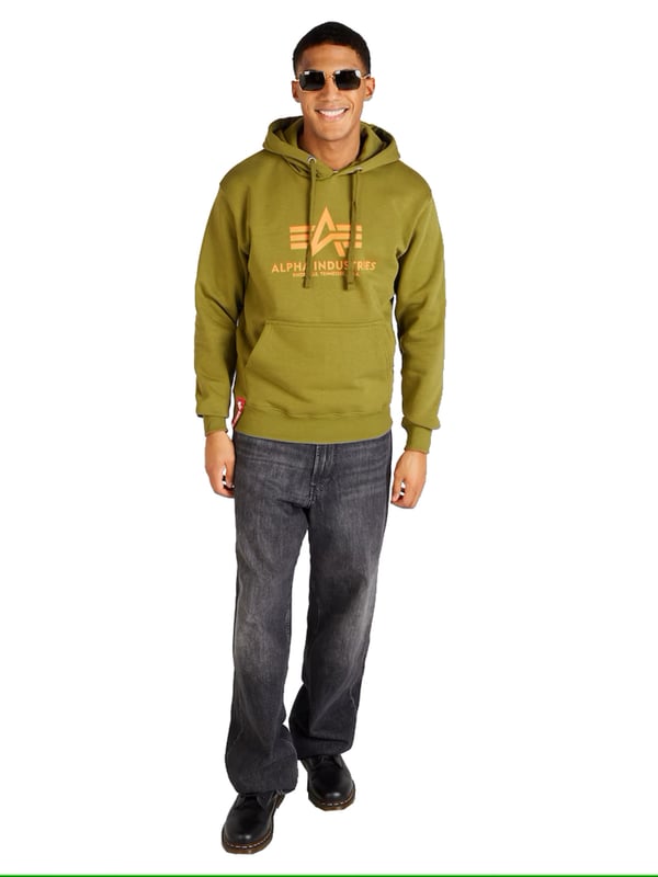 Dieser Herren-Hoodie verbindet lässigen Stil mit hochwertigen Details und maximalem Tragekomfort. Die normale Passform und die überschnittenen Schultern sorgen für einen entspannten, modernen Look. Die Kapuze mit Tunnelzug und Metallösen bietet zusätzlichen Schutz und lässt sich individuell anpassen. Die weiche Innenseite aus gebürstetem Fleece macht den Hoodie besonders angenehm zu tragen. Elastische Rippbündchen an Ärmeln und Saum garantieren eine optimale Passform und schützen vor Kälte. Der Logo-Print, gefertigt im Siebdruckverfahren, setzt einen stilvollen Akzent. Funktionale und dekorative Details wie der RBF-Tag, das Logoband und das RBF-Loop-Label unterstreichen das durchdachte Design. Ein Nackenband sorgt für zusätzlichen Tragekomfort und verhindert ein Ausleiern. Perfekt für Männer, die Wert auf Komfort, Funktionalität und ein modernes Design legen.
