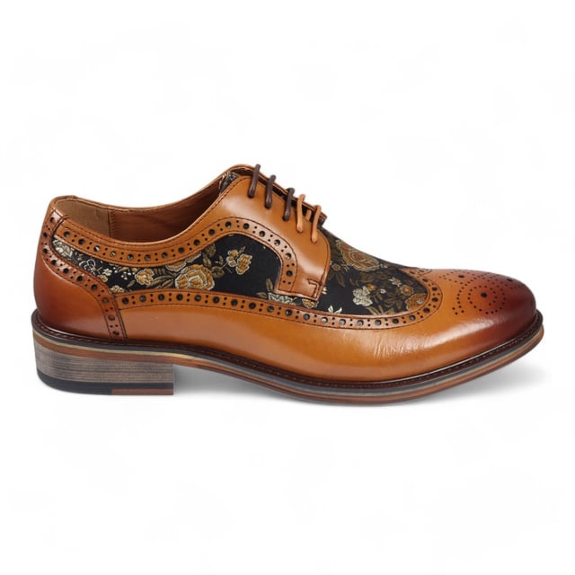 Añade un toque único a tu vestuario formal con los zapatos brogue de cuero con estampado floral para hombre de Ross. Fabricados 100 % con cuero de primera calidad, estos zapatos brogue combinan estilo, durabilidad y comodidad. Con detalles brogue clásicos con patrones decorativos, aportan elegancia y sofisticación a cualquier look. Estampado floral único para una declaración audaz y elegante Cuero de primera calidad para mayor durabilidad y lujo Detalles brogue clásicos para un atractivo atemporal Diseño con cordones para un ajuste ajustable