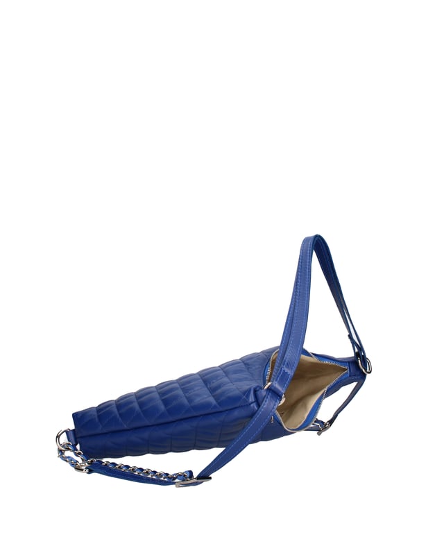 Bolsa de hombro convertible en la mochila femenina. El cierre es con zip. Los bolsillos internos son uno con zip y dos abiertos. Los bolsillos externos están ausentes. La correa del hombro está ausente. El mango está en cuero. Los compartimentos internos son uno. El material externo es verdadero cuero de sauvage acolchado. Está alineado internamente en 70% de tela de algodón: 30% de poliéster. Medidas: 30x31x6 cm. Hecho en Italia