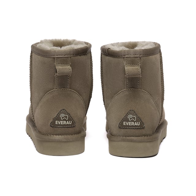 Discover the Ostrich Boots, a favourite among A-list celebrities, perfect for your winter wardrobe staple. These iconic boots effortlessly complement any outfit, whether you're relaxing at home or out running errands, seamlessly merging style with practicality for enduring comfort.

Product No. EAU3017

Description:
- Cow Suede Upper
Sheepskin Wool Insole and Lining
- EVA Sole