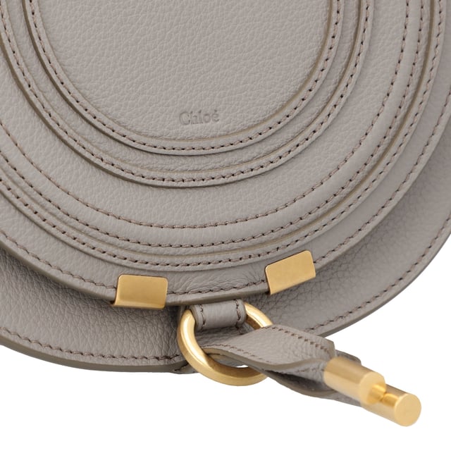 Small saddle bag in grained calfskin
 Main material: Calfskin
 Main lining: Linen
 Flap lining: Calfskin
 Carry: long shoulder or cross-body
 

 - 1 roomy compartment
 - 1 front slip pocket
 - Internal flat card pocket
 - Adjustable leather strap thanks to square buckle
 - Antique gold finishing
 Comes with a dust bag
 

 - Width: 7.1" (18 cm)
 - Height: 6.7" (17 cm)
 - Depth: 3.9" (10 cm)
 - Min. strap drop: 19.7" (50 cm)
 - Max. strap drop: 23.6" (60 cm)