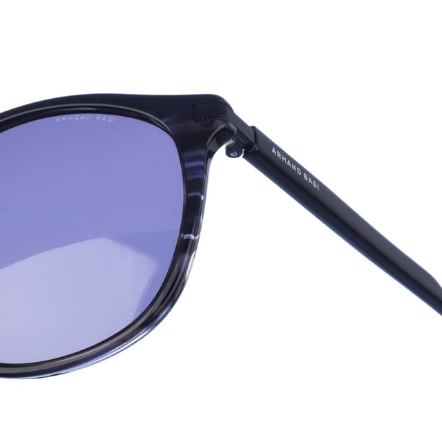 Gafas de sol Armand Basi con montura de acetato.
 Color Negro rayado
 Forma ovalada.
 Lentes de color Gris Oscuro
Patillas en acetato
 Nombre de la marca grabado en la lente.
 100% Protección UV. 
 Incluye una funda de tela de protección.
Los colores reales del producto pueden variar ligeramente con respecto a los colores que muestra su monitor.
 
 Medidas  Ancho lente: 54 mm. Puente: 23 mm. Patillas: 145 mm.
 
 Limpiar las gafas con agua y jabón (neutro).
 - No utilice paños sucios o abrasivos, que puedan alterar las características de los filtros.
 - Utilice solo accesorios y repuestos originales.