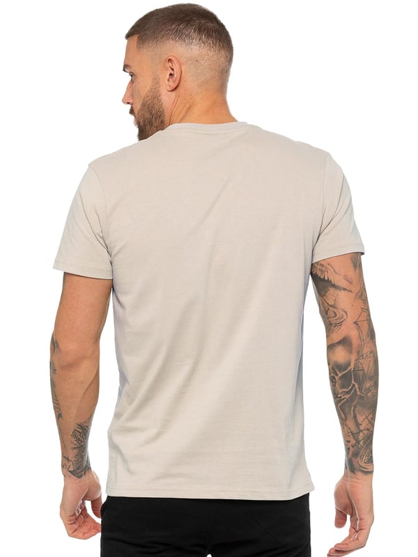 Enzo Herren T-Shirt mit Regulärer Passform. Enzo Gesticktes Logo auf der Vorderseite. Rundhalsausschnitt, Kurze Ärmel. 50% Baumwolle, 50% Elasthan. Maschinenwaschbar (Bitte Etiketten Beachten). Ideal für das Fitnessstudio, Freizeitkleidung