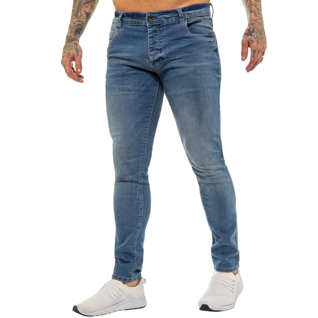 Recién llegados de la prensa, estos jeans hiperelásticos de mezclilla azul son el complemento perfecto para su guardarropa de verano, con un diseño en relieve en los bolsillos traseros y una etiqueta de la marca de la cintura de cuero en la parte posterior. 5 bolsillos de estilo clásico que incluyen un bolsillo para monedas y un botón de mosca para completar el look. Estos jeans muestran 100% de comodidad.