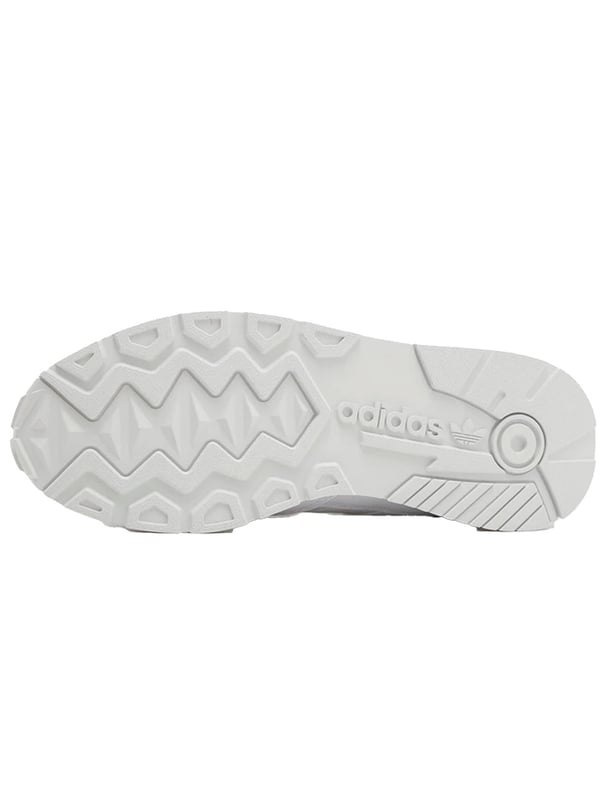 Tauche ein in die Nostalgie der 80er mit den Trezoid 2 Herrensneakern von adidas Originals. Inspiriert von klassischen Designs, verfügen diese Sneaker über ein weiches und strapazierfähiges Obermaterial aus Vollnarbenleder in Weiß und Dash Grey, kombiniert mit einer atmungsaktiven Textilzunge. Die EVA-Zwischensohle bietet langanhaltende Dämpfung, während der stützende Fersenclip zusätzliche Stabilität gewährleistet. Eine Gummiaußensohle und tonale 3-Streifen vervollständigen den Vintage-Look.
