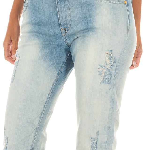 Long denim pants.
 Zipper and button closure on the front.
 Waist with belt loops.
 Two open pockets and mini pocket on the front.
 Two open pockets on the back.
 Metallic application of the brand name and logo, on the back of one of the pockets.
 Straight cut bottoms.
 Seams seen in tone.
 Composition: 98% Cotton, 2% Elastane
 Care:
- Wash maximum at 40ºC.
 - Iron at medium temperature, max. 110ºC.
 - Allows you to use a dryer.
 - Do not use bleach.
 - Does not support dry cleaning.