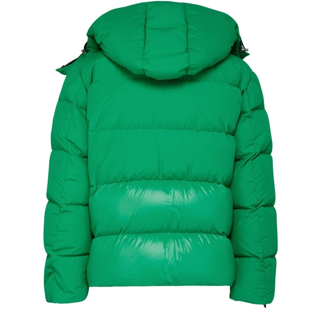 Mantente abrigado y a la moda esta temporada con la chaqueta verde Moncler. Con una insignia amarilla de Moncler, la chaqueta verde Moncler estilo con capucha, estilo: 1A00031M2012 834 Chaqueta con capucha con insignia amarilla, cierre de cremallera 58% nailon, 42% algodon, relleno: plumas