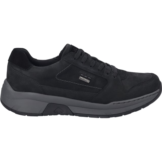 Ontdek elegantie en ongeëvenaard comfort met de Mitchell 50, een uitstekende schoen van JOSEF SEIBEL. Deze herenschoen in diepzwart straalt een tijdloze elegantie uit die perfect is voor zowel ontspannen alledaagse kleding als casual gelegenheden. De Mitchell 50 is meer dan alleen een sportschoen; het is een eerbetoon aan het vakmanschap en de aandacht voor detail die JOSEF SEIBEL al generaties lang kenmerken. Het bovenmateriaal van het fijnste nubuck rundleer geeft de schoen niet alleen een verfijnde look, maar staat ook garant voor duurzaamheid en robuustheid. Met de innovatieve MultiFit technologie en comfortabele wijdte H biedt de schoen een aanpasbare pasvorm, ideaal voor bredere voeten. De zool, een combinatie van EVA en rubber, is niet alleen resistent en duurzaam, maar ook licht en flexibel, wat het comfort aanzienlijk verhoogt. Het licht gestructureerde profiel zorgt voor optimale grip bij tal van buitenactiviteiten. De Mitchell 50 is waterafstotend en heeft een vetersluiting, waardoor het de ideale metgezel is voor elke vrijetijdsactiviteit. Of het nu gaat om een wandeling in het park of een ontspannen middag in de stad, deze schoen ondersteunt elke stap. De Strobel-constructie bevordert de stabiliteit en draagt bij aan een verbeterd loopgevoel. Met de Mitchell 50 richt JOSEF SEIBEL zich op slow fashion - een bewuste keuze tegen fast fashion ten gunste van duurzame en hoogwaardige schoenenproductie. Met deze sneaker koop je niet zomaar een schoen, maar een stukje vakmanschap dat bij elke stap het verschil maakt.