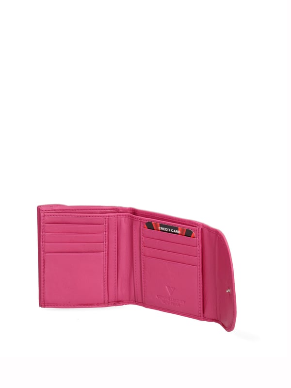 Cartera de hombre. El cierre es con botón de presión. Los bolsillos internos son tarjeteros y porta billetes. Los bolsillos externos son uno frontal con botón magnético. Falta la correa para el hombro. Falta el mango. Hay un compartimento interno. El material exterior es 100% Piel Auténtica. Internamente está forrado en piel auténtica. Medidas: 10x9x2,5 cm. Producto de moda