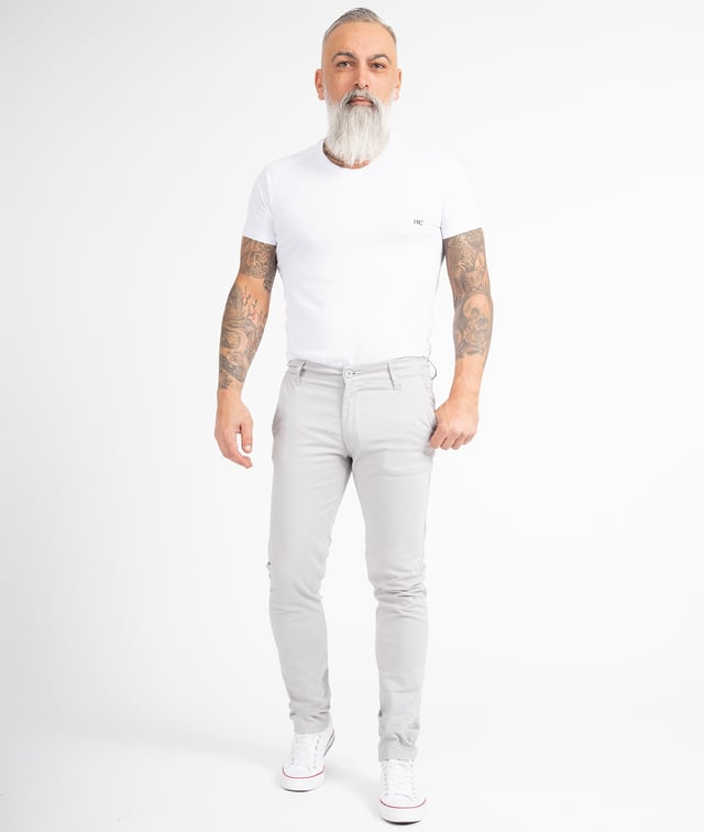 Die Chino Hosen von Indumentum eignen sich ganz ausgezeichnet für legere CasualLooks. Sie bieten eine angenehme Passform und sehen dabei auch noch richtig lässig aus. Beim gemütlichen Stadtbummel, beim Familienausflug oder in der Uni leisten die komfortablen Hosen gute Dienste. Darüber hinaus zeichnen sich die Chinos von Indumentum durch eine erstklassige Verarbeitung und eine hohe Qualität aus.