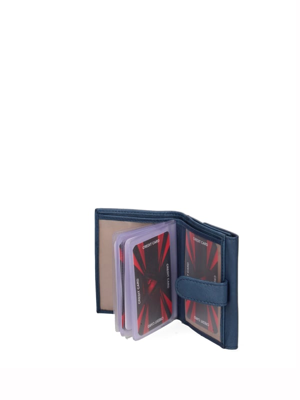 Cartera de hombre. El cierre es con botón de presión. Los bolsillos internos son tarjeteros y porta billetes. Los bolsillos exteriores son uno trasero con clip. Falta la correa para el hombro. Falta el mango. Hay un compartimento interno. El material exterior es 100% Piel Auténtica. Internamente está forrado en piel auténtica. Medidas: 8x10x2 cm. Producto de moda