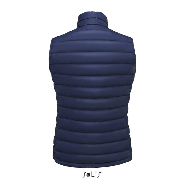 90% naar beneden/10% verenvulling. Nylon buitenkant. Polyamide voering. Douchebestendig. Opstaande kraag. Lage rits over de gehele lengte met kinbeschermer en binnenritsbeschermer. Twee zakken met rits aan de voorkant. Twee binnenzakken. Open zoom. Verpakkingen in een merkloze zak. Etiket zonder merknaam.