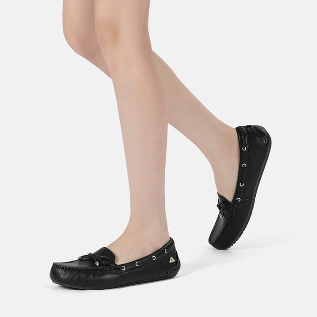 Grebes, embodies timeless elegance with its sleek design, destined to be your go-to choice for summer. Crafted with a breathable leather lining and offered in a palette of neutral and soft pastel hues, it's ideal for all your upcoming summer adventures. Product No. EAU1001 Description: Leather Upper Leather Insole Leather Lining Rubber Sole