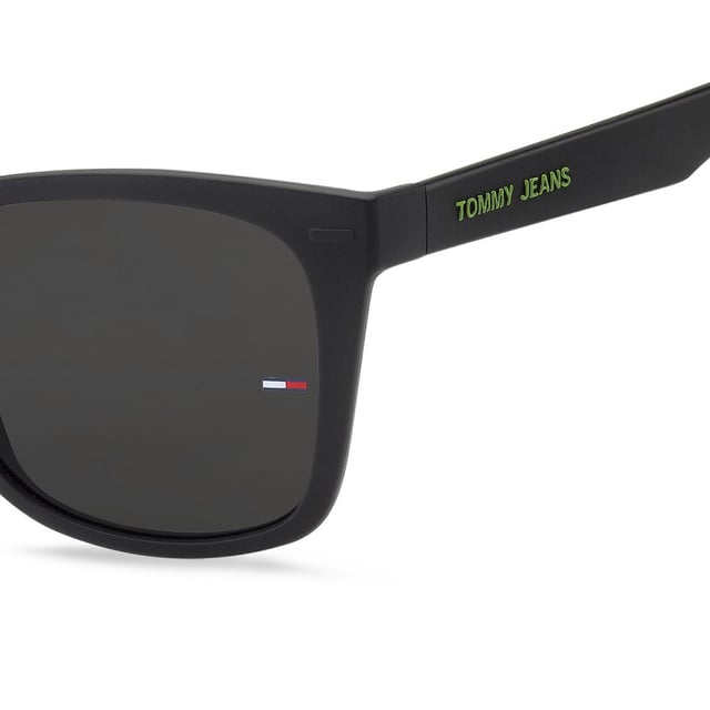 TJ0040S Sonnenbrille mit Acetatrahmen.

 Form und Design:
 - Diese Tommy Hilfiger-Brille hat eine klassische quadratische Silhouette.

 Rahmen Material:
 - Der Rahmen dieser Brille besteht aus Acetat, einem Kunststoffmaterial.
 - Acetat sorgt f√ºr Haltbarkeit, Flexibilit√§t und eine glatte Oberfl√§che des Rahmens.

 Acetatb√ºgel:
 - Die B√ºgel bestehen ebenfalls aus Acetat, passend zum Rahmenmaterial.
 - Durch das Acetat in den B√ºgeln sind sie leicht und angenehm zu tragen.

 Markendetails:
 - Tommy Hilfiger-Markengravur auf den Gl√§sern und B√ºgeln.
 - Diese Designelemente helfen dabei, das Modell eindeutig als Teil der Tommy Hilfiger-Brillenkollektion zu identifizieren.

 Gl√§ser:
 - Die Linsen sind von hoher Qualit√§t.
 - Diese Linsen bieten hervorragenden UV-Schutz und scharfe, klare Sicht.
 Ma√ünahmen: Linsenh√∂he: 44 mm. Linsenbreite: 51 mm. Br√ºcke: 22 mm. B√ºgel: 140 mm.
 Komposition: Acetat
 Pflege:
Verwenden Sie zum Reinigen Ihrer Sonnenbrille ein weiches, sauberes Mikrofasertuch. Diese Art von Tuch zerkratzt die Linsen nicht.
 Vermeiden Sie die Verwendung von scheuernden Reinigungsmitteln, Reinigungsmitteln, Alkohol oder Aceton, da diese Linsen und