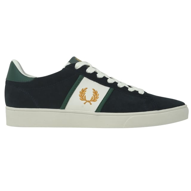 Fred Perry Spencer Suede Tipping blauwe sneakers voor heren. Fred Perry Spencer Suede Tipping blauwe sneakers voor heren. Stijl: B9156 608. Merklogo op tong. Sneakers met vetersluiting. Merkbadge aan de zijkant van de schoen
