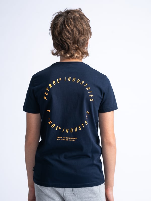 T-shirt met ronde hals en korte mouwen. Het T-shirt heeft een Petrol logo op de borst en rug. Gemaakt van 100% katoen. Verkrijgbaar in verschillende kleuren. Twijfel je tussen twee maten? Kies dan de grootste maat. T-shirt met korte mouwenRonde halsPetrol logo op de borst en rug100% katoenHet model is 150 cm lang en draagt maat 152