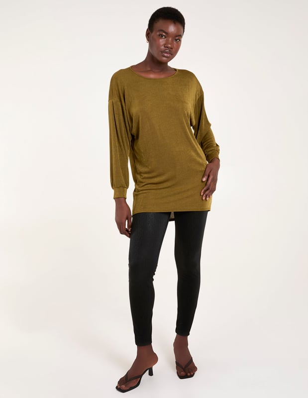 An oversized long sleeve top, perfect for those casual days! Whether you're walking the dog or snuggling on the sofa, here is the top for those days! Team with your fav sneakers and be good to go!    